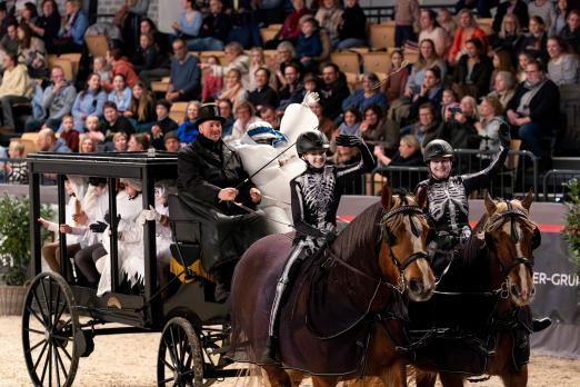 Foto: Mit ihrer „Geisterjagd in den Holstenhallen“ gewann der Ponyhof Johannsen den 31. Schauwettbewerb präsentiert von den Volksbanken Raiffeisenbanken - Fotograf: reitsport-hellmann.de Foto: Mit ihrer „Geisterjagd in den Holstenhallen“ gewann der Ponyhof Johannsen den 31. Schauwettbewerb präsentiert von den Volksbanken Raiffeisenbanken - Fotograf: reitsport-hellmann.de