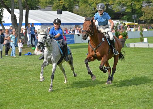 Foto: Zweikampf mit wehenden Mähnen: Jennifer Tiller (li.) auf Wiesenhofs Gildas und Julia Haarmann auf König des Windes. - Fotograf: Fotograf: Hubert Fischer