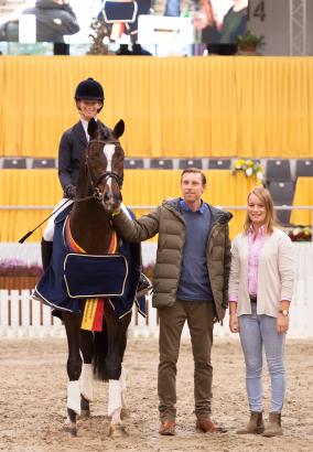 Foto: Gentleman FRH und Sandra Auffarth mit Besitzer Alexander Wening und Züchtertochter Hanna Schelhahs -Fotograf: Hannoveraner Verband 