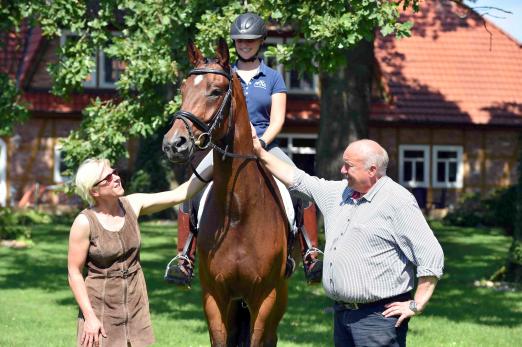 Foto: Die Projektinitiatoren Kareen Heineking-Schütte (li.) und Hans-Dieter Tüpker (re.) bei einem der Auswahltermine für die Premieren-Veranstaltung „Dressage Date Deluxe“ vom 24. bis 27. September in Rulle. - Fotograf: German Horse Forum