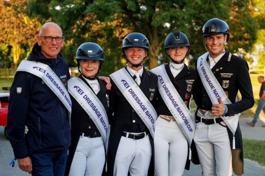 Foto: Das deutsche Team in Hagen aTW gewinnt den FEI Dressage Nations Cup™ Grand Prix, v.l. Klaus Roeser (Equipechef), Isabell Werth, Raphael Netz, Semmieke Rothenberger und Frederic Wandres - Fotograf: sportfotos-lafrentz.de
