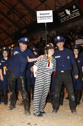 Foto: Siegershowbild des 20. Showwettbewerbs der Reit- und Fahrvereine Schleswig-Holsteins. Der Reiterhof Gläserkoppel im RV Preetz gewann mit dem Showbild „Der Meisterdieb von New York“ - Fotograf: Thomas Hellmann 