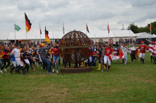 Foto: Globus wird erstürmt - Fotograf: German Friendships/ Julia Koch