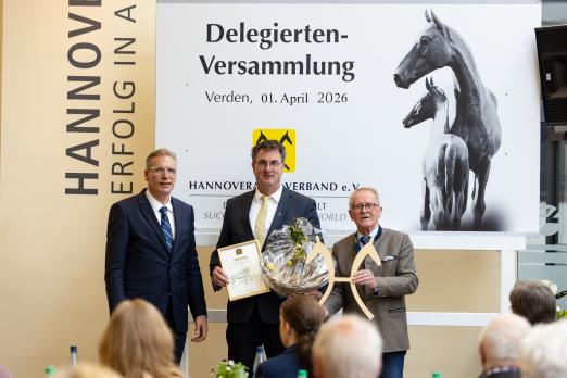 Foto: Der neu gewählte Präsident Dr. Frederic Bünger (links) und Carsten Leopold überreichten Dr. Hinni Lührs-Behnke die Goldene Ehrennadel des Hannoveraner Verbandes - Fotograf: Hannoveraner Verband