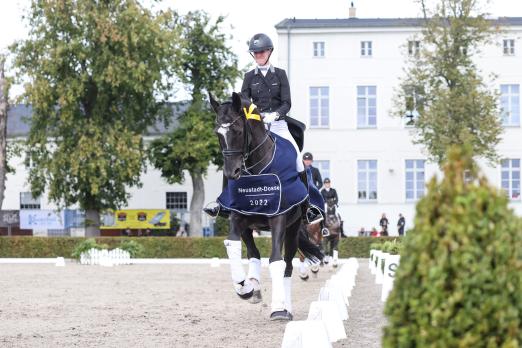 Foto: Ganz vor im Grand Prix Special - Catherine Mayer und World Royal in der Ehrenrunde beim Dressurfestival Neustadt-Dosse - Fotoraf: ACP Andreas Pantel