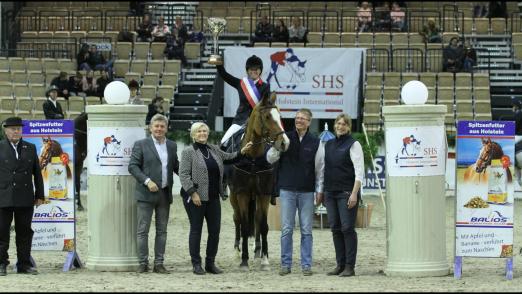 Foto: Vlnr: Chefstewart F.P Bockholdt, Turnierleiter Harm Sievers, Neumünsters Stadtprädidentin Anna-Katharina Schättiger, Anne-Katharina Bartels und ihrer Holsteiner Stute Aida, Peter Plambeck und Dagmar Längert (Balios) - Fotograf: SHS Holstein International