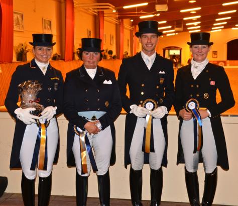 Foto: Siegerehrung im Kurz-Grand-Prix beim ADC-Turnier v.l. Dorothee Schneider, Bianca Kasselmann, Borja Carrascosa Martinez & Fie Christine Skarsoe. - Fotograf: ADC