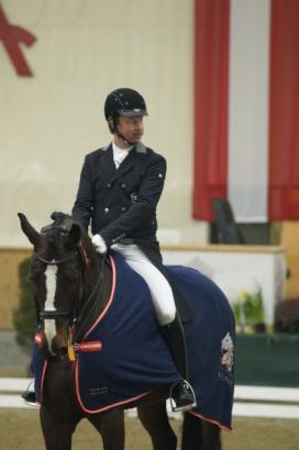 Foto: Doppelsieger in der Großen Tour, Marcel Schoenmakers, der sich mit seinem neuen Reithelm von CASCO bei der Siegerehrung präsentierte - Fotograf: Miriam Tilli