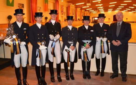 Foto: Siegehrung Grand Prix Special: v.l. Borja Carrascosa Martinez (Hagen a.T.W.), Laurence Vanommeslaghe (Belgien), Jana Kun (Aachen), Marion Loew (Göttingen), Bianca Kasselmann (Hagen a.T.W.), Sandra Walther (Iserlohn) und Richter Klaus Harms. - Fotograf: Ankumer Dressur Club