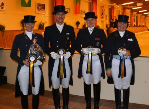 Foto: Siegehrung Grand Prix de Dressage: v.l. Marion Loew (Göttingen), Borja Carrascosa Martinez (Hagen a.T.W.), Sandra Walther (Iserlohn) & Bianca Kasselmann (Hagen a.T.W.). - Fotograf: Ankumer Dressur Club