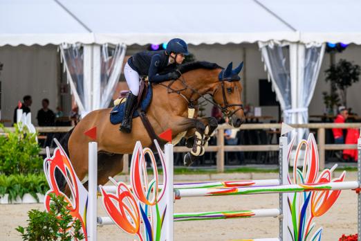 Foto: Sieger bei den Children: Grc Acapella mit Reiterin Kaja Kropec - Fotograf: RI/Equitaris 