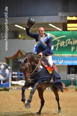 Foto: Vorjahressieger Lawrence Greene mit Staatshengst Arrivederci - Fotograf: Fotoagentur Dill