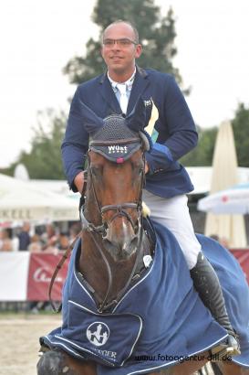 Foto: Lawrence Greene mit DSP Askoto, die Sieger der vierten Qualifikation zum Bayernchampionat - Fotograf: Fotoagentur Dill