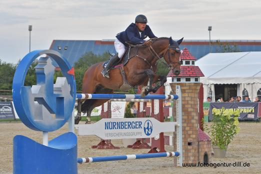 Foto: Lawrence Greene (Ampermoching) mit DSP Askoto. Der Sieger der vierten Qualifikation in Kirchstockach startet vom zweiten Platz in der Gesamtwertung in die entscheidende Runde - Fotograf: Fotoagentur Dill