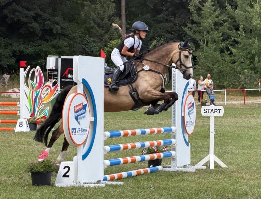 Foto: “Raubtier im Parcours in Boock - Charlotte Fehr und Pony Clemens beim Pferdefestival Stettiner Haff - Fotograf: Thomas Moll Foto: “Raubtier im Parcours in Boock - Charlotte Fehr und Pony Clemens beim Pferdefestival Stettiner Haff - Fotograf: Thomas Moll