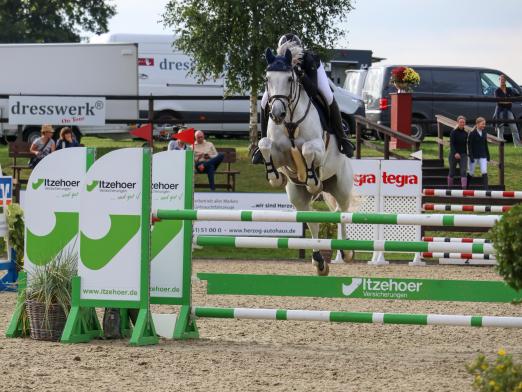 Foto: Greta Wroblewski und ihre Schimmelstute Cinderella dominierten die dritte Prüfung des Tages in Havekost - Fotograf: J. Luther