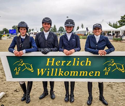 Foto: Quartett mit zufriedenen Gewinner/innen - in der ersten Springpferdeprüfung des Tages glänzten v. re. Erin Characklis, Pheline Ahlmann, Tim Markus und Christin Schulz mit ihren jungen Pferden - Fotoraf: A. Reichmuth