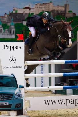 Foto: Olympiasieger Steve Guerdat (SUI) greift bei der Pappas Amadeus Horse Indoors an! - Fotograf: Michael Rzepa