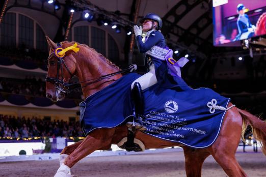 Foto: DSP Sheldon Cooper mit Carina Harnisch hat das Finale des Louisdor-Preises beim Internationalen Frankfurter Festhallen Reitturnier gewonnen -Fotograf: sprtfotos-lafrentz.de