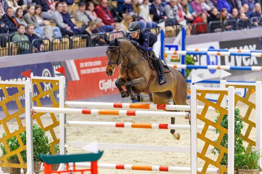 Foto: Mit Talent, Einfühlungsvermögen und tollen Ritten gewinnt Tippi Heineking das Finale des HGW Bundesnachwuchschampionat der Springreiter - Fotograf: sportfotos-lafrentz.de