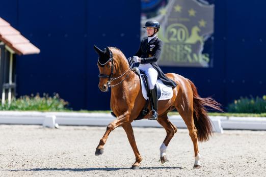 Foto: Katharina Hemmer über Denoix PCH: „Er hat viele Stärken, und ihn zu reiten ist jeden Tag mein persönliches Highlight.“ - Fotograf: sportfotos-lafrentz.de