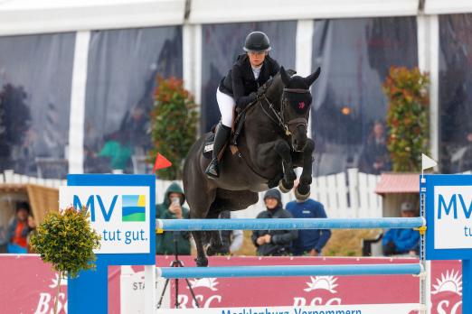 Foto: Im Finale der Zwei-Sterne-Tour, dem Preis der Glantz Equestrian KG, sichert sich Sophie Hinners mit Iron Dames Michael Jackson W im Stechen den Sieg - Fotograf: sportfotos-lafrentz.de