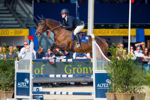 Foto: Halland van de Mispelaere v. Hasall van de Mispelaere und Caroline de Laet gewannen Bronze im Finale bei den sechsjährigen Springpferden - Fotograf: de Koster