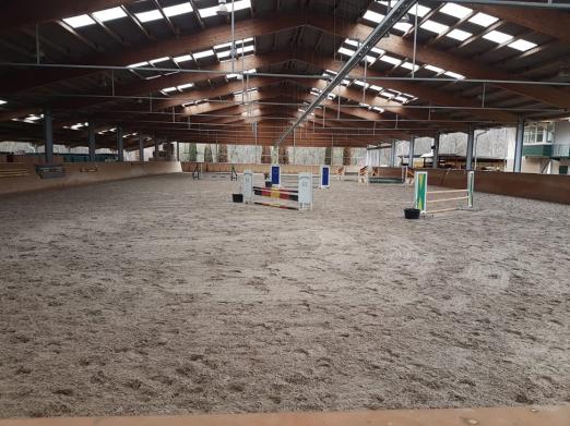 Foto: Der neue Hallenboden ist eingebracht - Fotograf: Reitverein Lahr e.V.