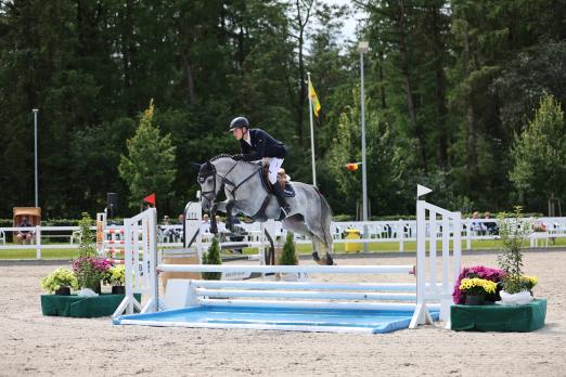 Foto: Vier Pferde qualifizierte Hannes Ahlmann bei den Ladelunder Springtagen zu den HKM Bundeschampionaten. Einer davon: der fünfjährige Holsteiner Quivisto CL - Fotograf: Photo Rocket