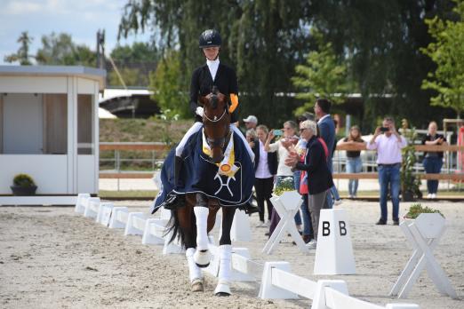 Foto: Champion der Fünfjährigen: Va‘ Pensiero und Hannah Laser - Fotograf: Hannoveraner Verband
