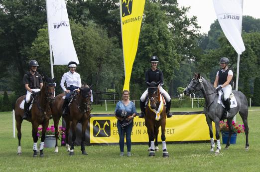 Foto: Die Besten Fünfjährigen - Champion Gentle WillowBee, Deliah IOH (rechts), Porto Cristo B und Best Buddy (links). Es gratuliert Ulrike Edel-Heidhues, Mitglied des Zuchtausschusses Vielseitigkeit des Hannoveraner Verbandes - Fotograf: Hannoveraner Verband