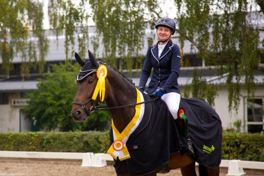 Foto: Der Hannoveraner Freizeitpferde-Champion Capuzzi mit Annika Kanne - Fotograf: Hannoveraner Verband