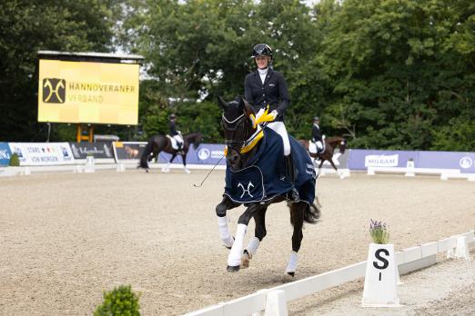 Foto: Hannoveraner Champion der fünfjährigen Dressurpferde: Fürst GG und Kira Goerens-Ripphoff - Fotograf: Hannoveraner Verband