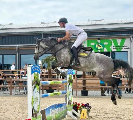 Foto: Hat einen “Lauf” beim Fehmarn Pferdefestival: Hans-Thorben Rüder - hier mit Cash - hat bereits fünf Springprüfungen gewonnen - Fotograf: Helen Hippique