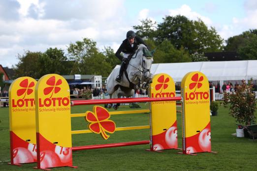 Foto: Schnell und vorsichtig - Hans-Thorben Rüder und Lady Louise gewannen in Leck den Auftakt von Lotto 3plus1 - Fotograf: Nordfriesland Fotograf