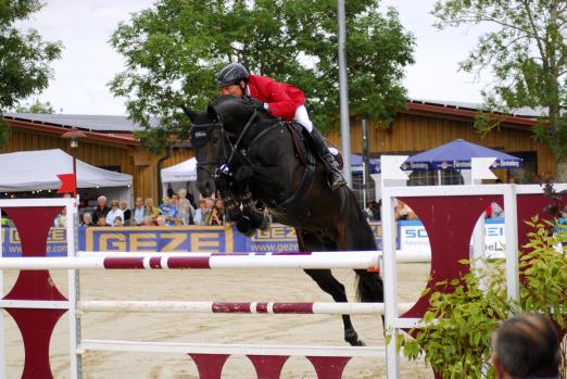 Foto: "Springreiter auf Springpferd" - Fotograf: Tim Heide