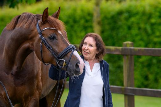 Foto: Harli Seifert mit dem von ihr gezogenen gekörten Hengst De Royal - Fotograf: www.Photo.Equitaris.de / Becker