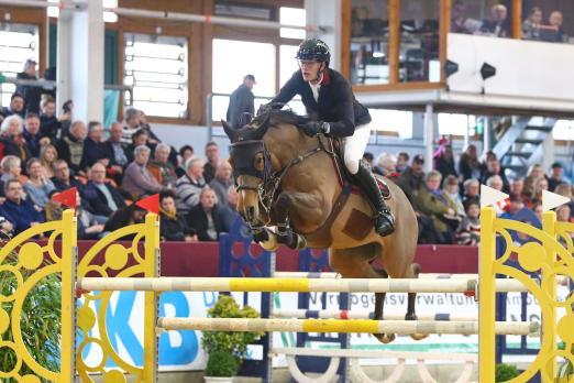 Foto: Harm Lahde - hier mit Hinoa 2023 - kehrt gern zurück nach Neustadt-Dosse und hat für das Turnier jüngere Pferde “im Gepäck”, sowie Lafocolo, der auch beim Weltcup in Leipzig starten soll - Fotograf: B. Placzek