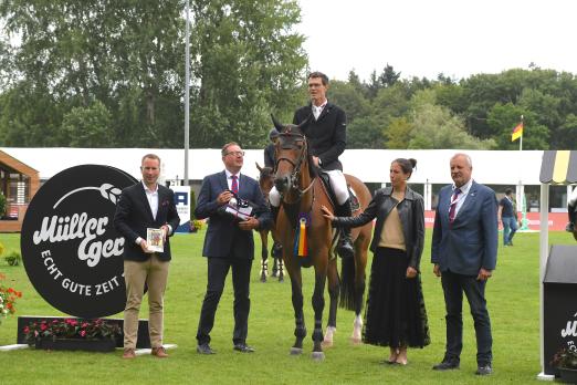 Foto: Gewann gleich zwei S-Springen in Rastede - Harm Lahde, Nationenpreisreiter aus Königslutter, mit Kingston de lèau und Echo van Spalbeek Z - Fotograf: BM