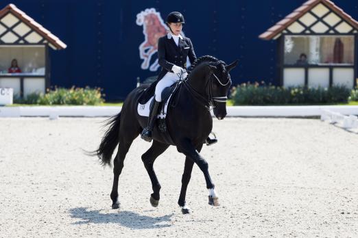 Foto: Harmony‘s V-Plus und Susan Pape gewinnen die 1. Finalqualifikation zum NÜRNBERGER BURG-POKAL 2022 bei Horses & Dreams meets Canada im niedersächsischen Hagen a. TW - Fotograf: Thomas Hellmann