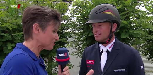 Foto: Sabine Hartelt im Fachgespräch mit Michael Jung - Fotograf: Screenshot