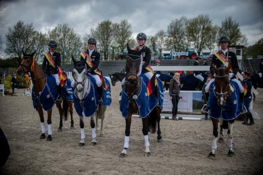 Foto: Souveräner Sieg im Nationenpreis - das deutsche Junioren-Team - Fotograf: equistock.de/Hartig