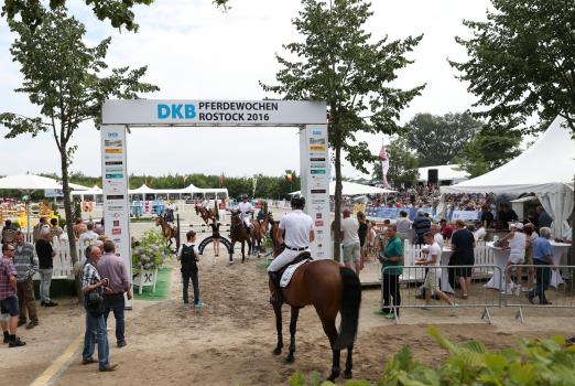 Foto: Hautnah können die Besucher hochkarätigen Springsport mit internationalen Reitern erleben - Fotograf: ACP Andreas Pantel