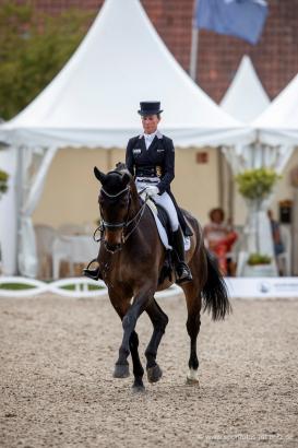Foto: Helen Langehanenberg und der inzwischen neun Jahre alte Frank Sinatra von Fidertanz wurden 2019 in Hagen a.T.W. auf Anhieb Zweite in der Qualifikation zum NÜRNBERGER BURG-POKAL - Fotograf: Stefan Lafrentz