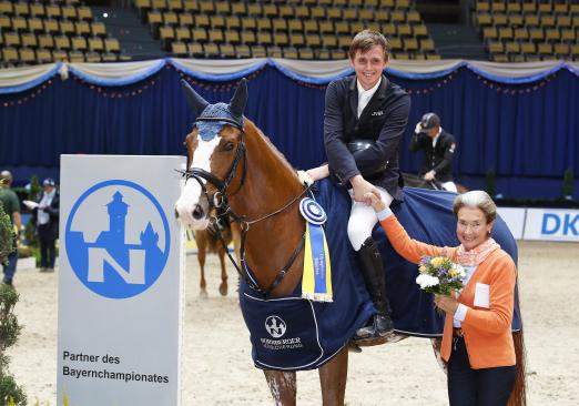 Foto: Wolfgang Puschak und For N in der Siegerehrung mit Angelika Borsum - Fotograf: Thomas Hellmann