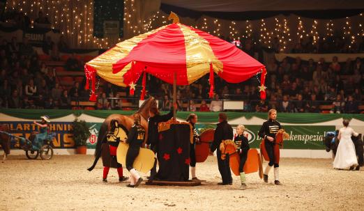 Foto: Zauberkarussel, eines von sieben Schaubildern in Hannover bei den GERMAN CLASSICS - Fotograf: Thomas Hellmann 