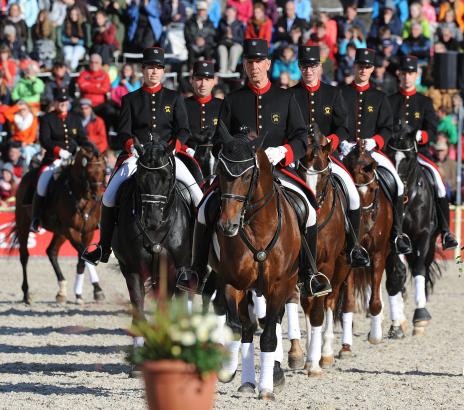 Foto: Traditionelle Hengstquadrille der Marbacher Hengste mit ihren Reitern - Fotograf: Stephan Kube)