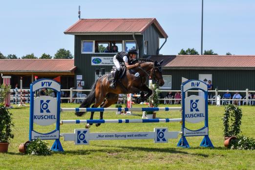 Foto: Zum ersten Mal L-Springen, zum ersten Mal mit der von Annkatrin Wrede ausgeliehenen Venezia bei einem Turnier dabei: Henri Petruschke siegte in beim Kuschel Cup in Granderheide und belegte zudem mit der eigenen Stute Leleena Platz zwei - Fotograf: RathmannVerlag/Malina Blunck