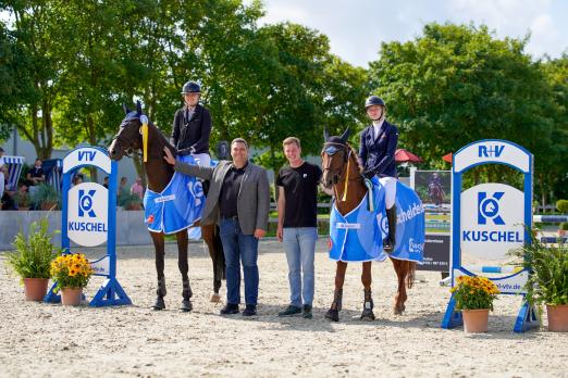 Foto: Für ihre stilistischen Ritte durch den Parcours erhielten Antonia Glismann mit Shiny Air II (r.) und Henrike Beckmann mit Crazy-Hardbreaker SP WE jeweils die Wertnote 8,2 und die Gratulation vom Kuschel Cup-Initiator Alexander Kuschel (r.) und Turnierorganisator Tim Thiel zum Sieg in der Stilspringprüfung Klasse L - Fotograf: RathmannVerlag/Lina Thiedemann