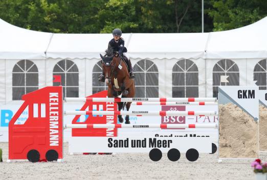 Foto: Die Siegerin Henrike-Sophie Boy im Preis der Firma Kies& Mörtel GmbH mit Saint Salim - Fotograf: ACP Andreas Pantel